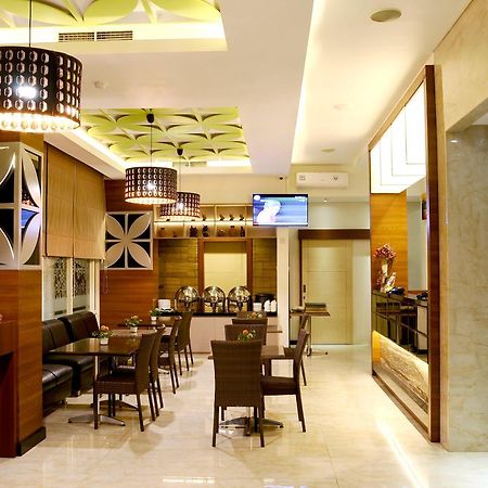 Biz Boulevard Hotel Manado Exterior foto