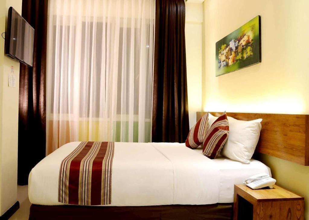 Biz Boulevard Hotel Manado Exterior foto