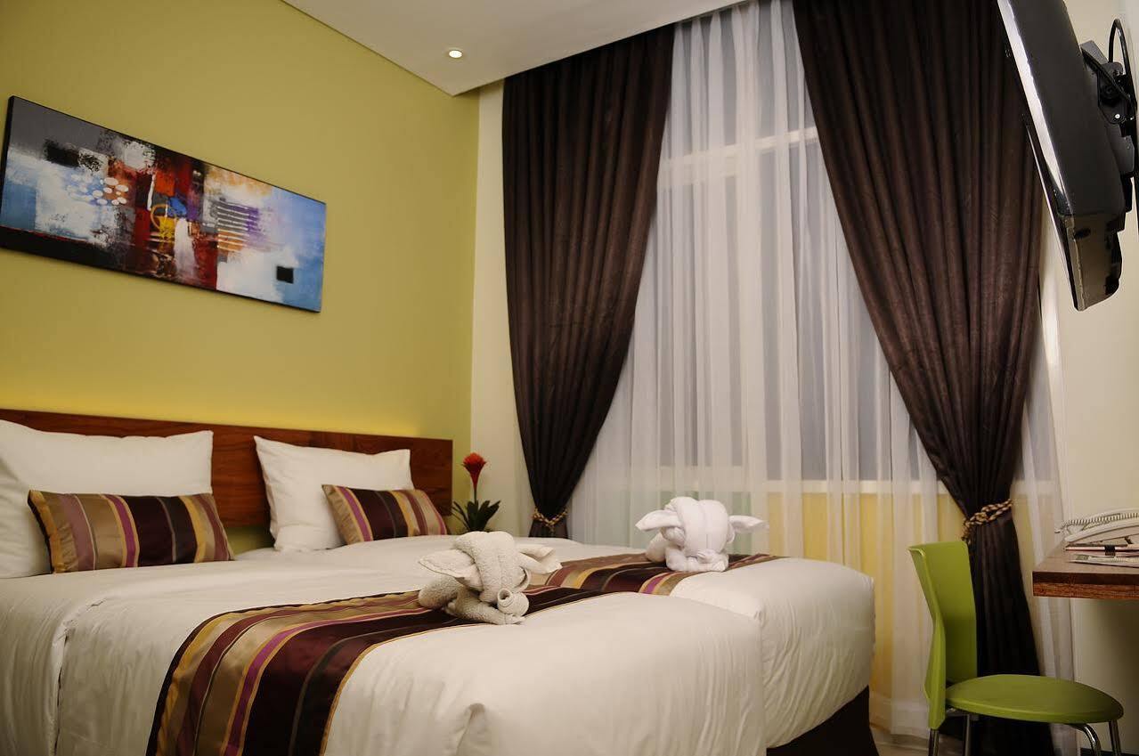 Biz Boulevard Hotel Manado Exterior foto