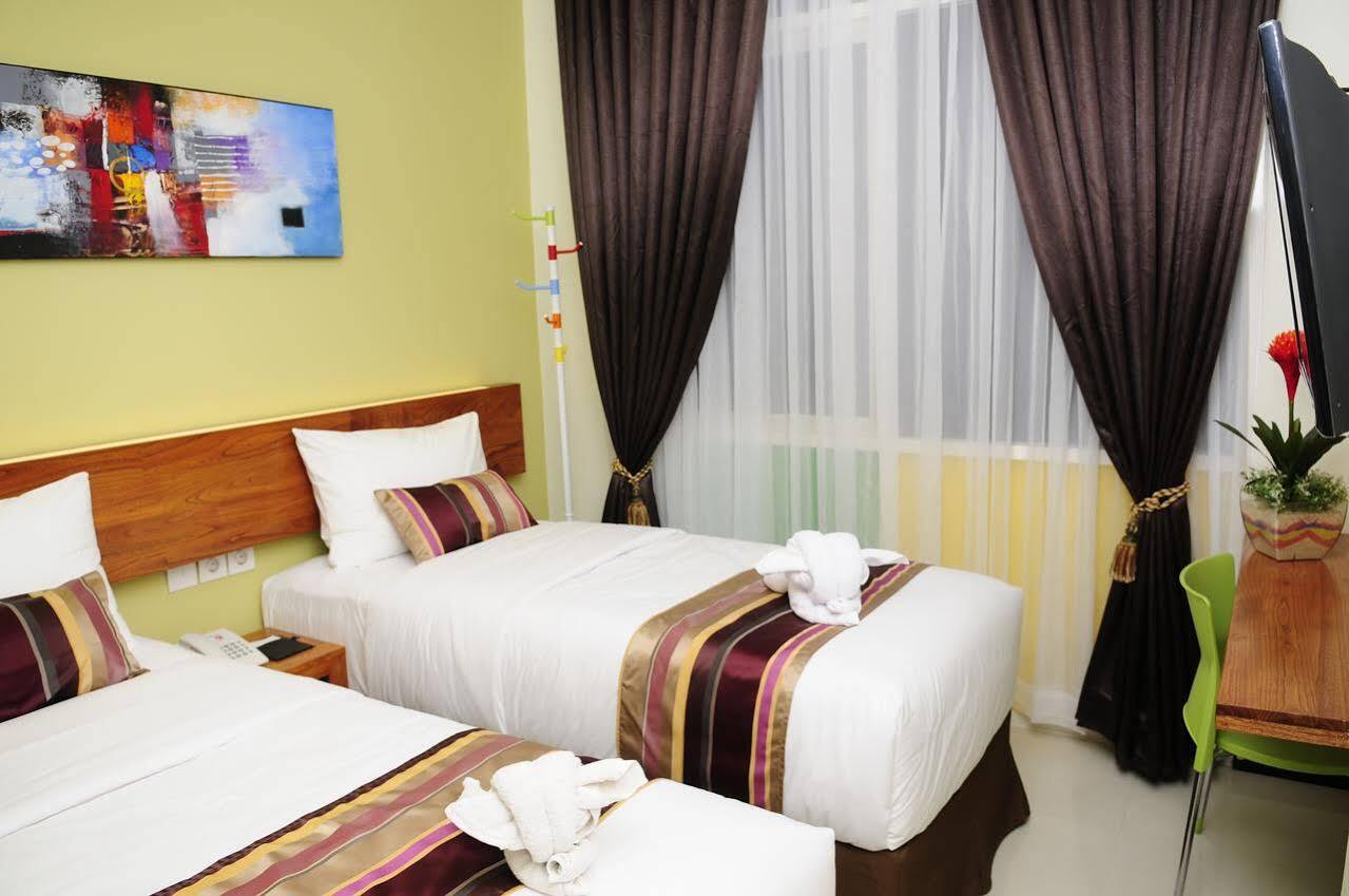 Biz Boulevard Hotel Manado Exterior foto